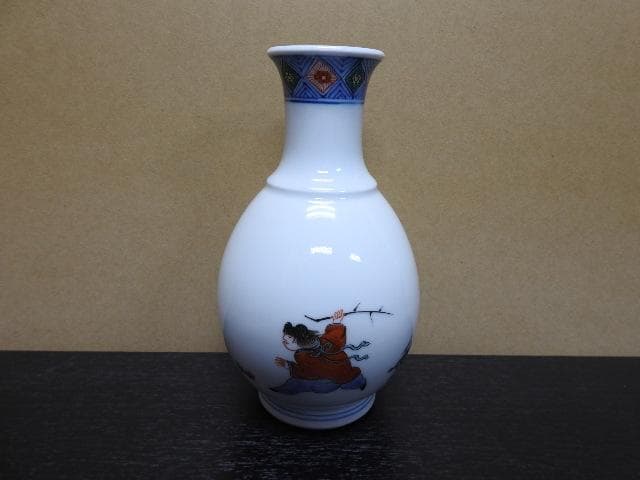 十二代酒井田柿右衛門　染錦　唐子遊画小花瓶　共箱　MA266