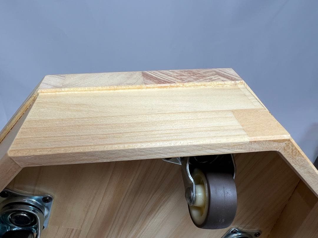 キャスターが見えない花台