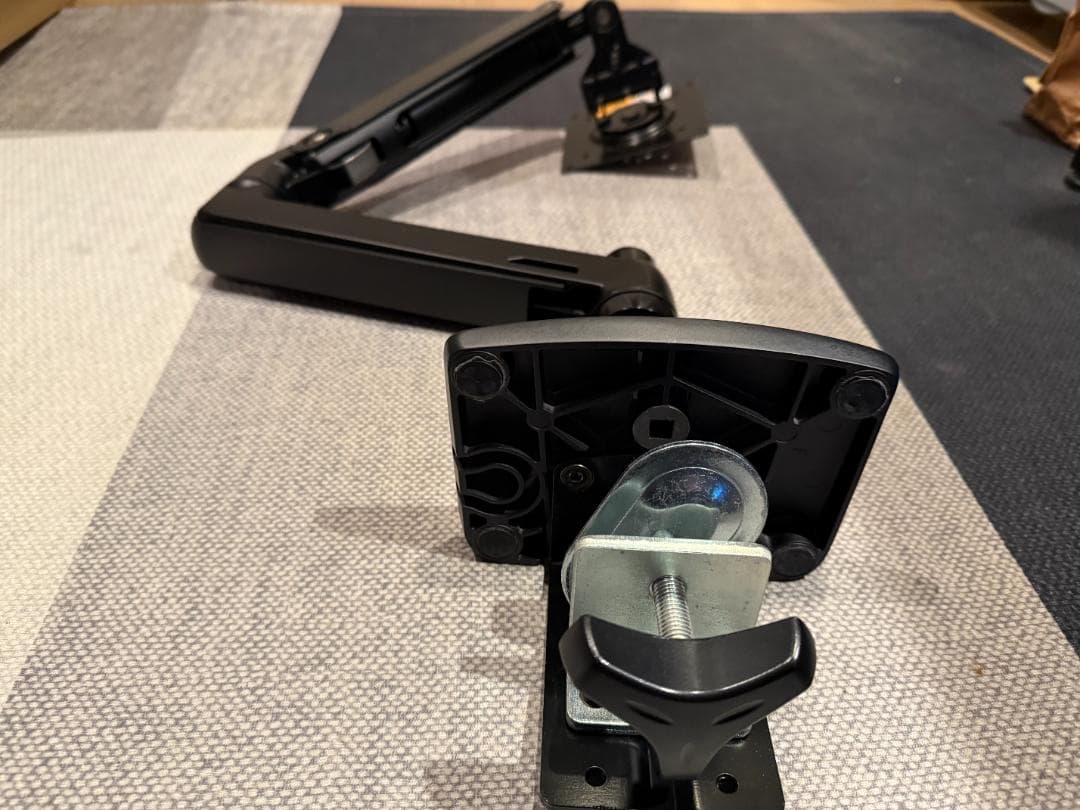 Amazonベーシック モニターアーム ディスプレイタイプ 32インチブラック