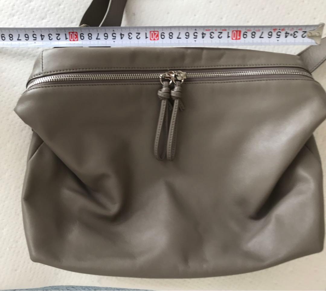 BEARDSLEYレザーボディバッグ