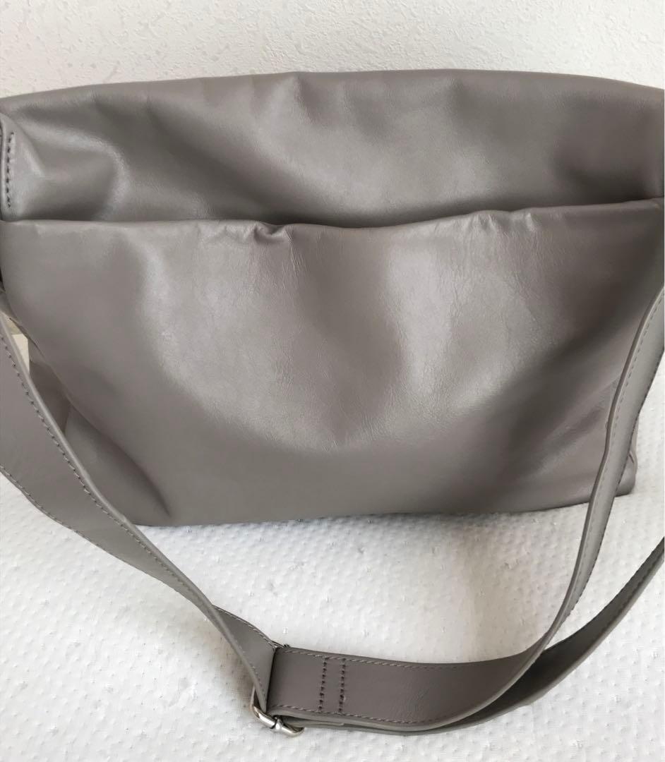 BEARDSLEYレザーボディバッグ