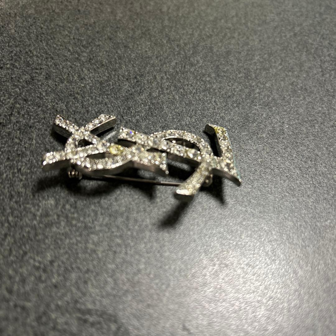YSL ロゴ ブローチ シルバー クリスタル