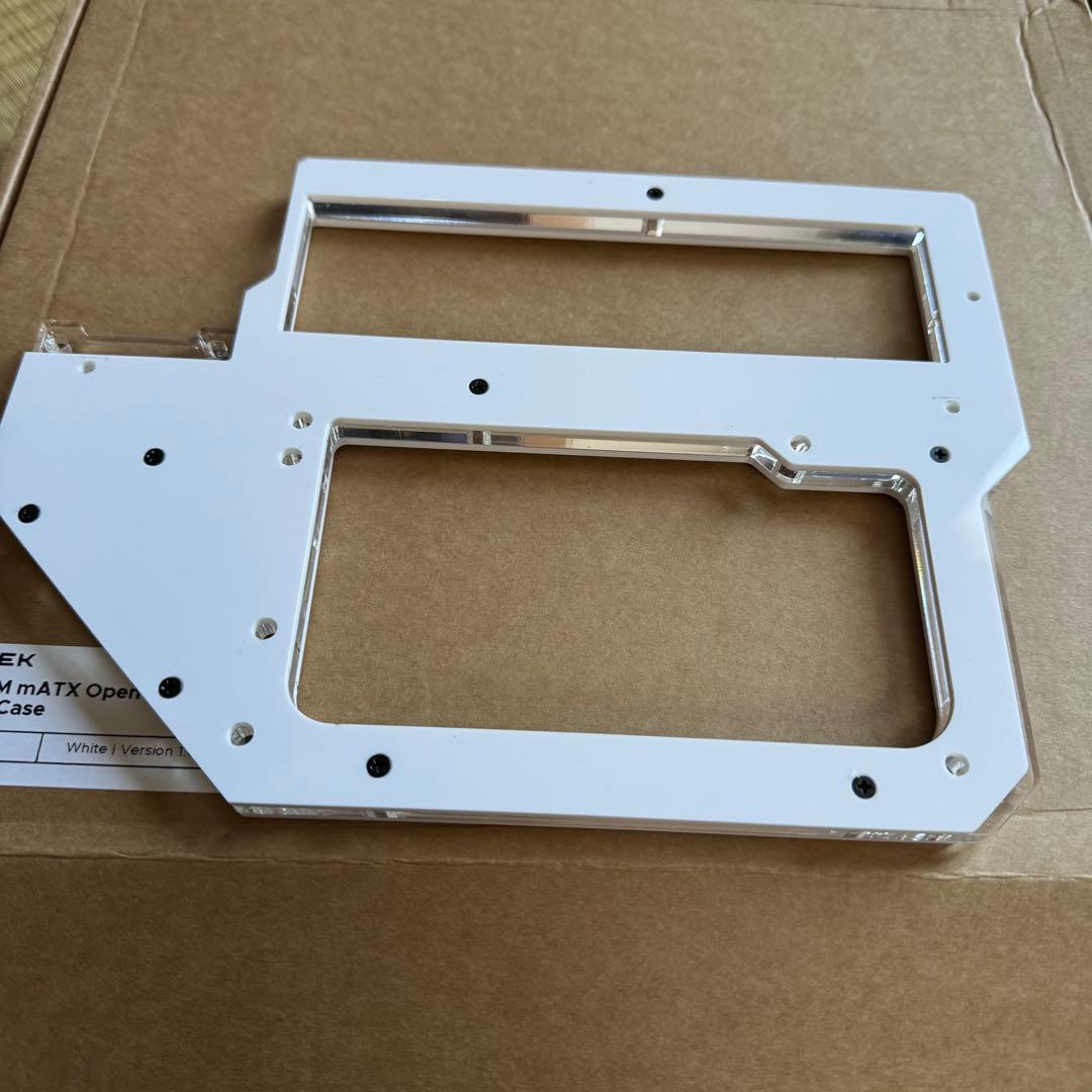 Geeek Rhino M mATX オープンエアケース ホワイト