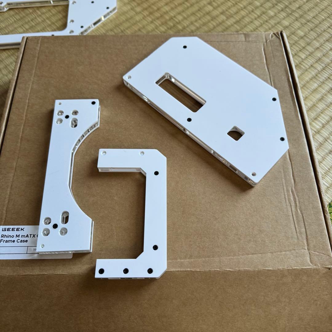 Geeek Rhino M mATX オープンエアケース ホワイト