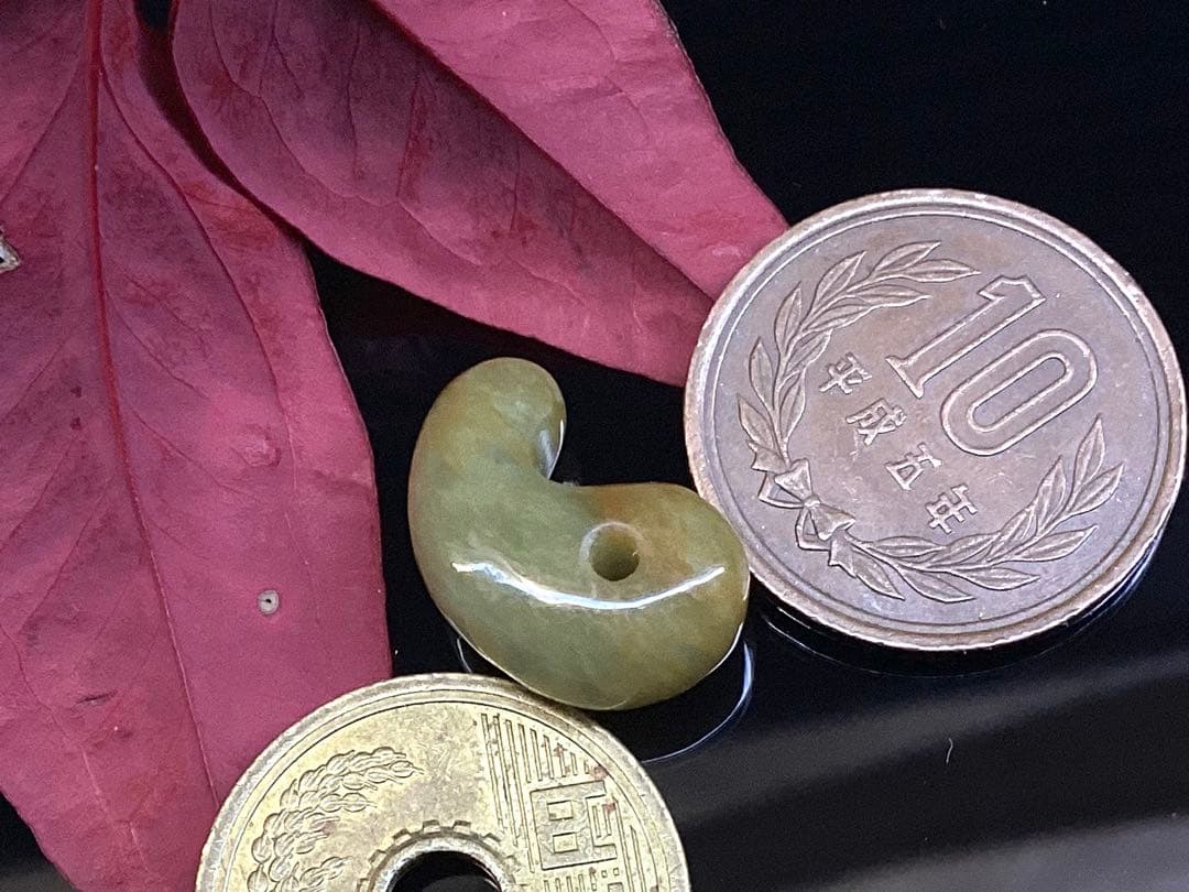 限定‼️超極上レア物✳一番数少ない幻の幸運の黄色‼️ 糸魚川翡翠勾玉　鑑別無しの安価