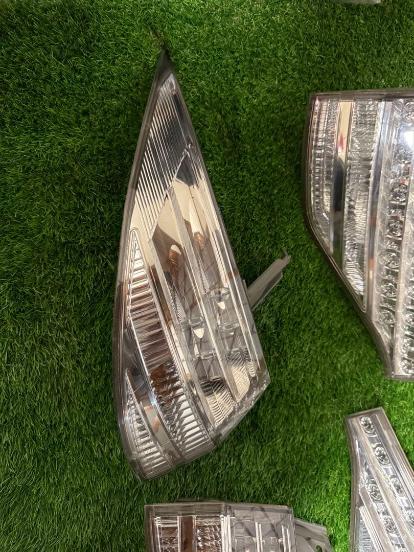 トヨタ エスティマACR50W AHR20Wテールライト