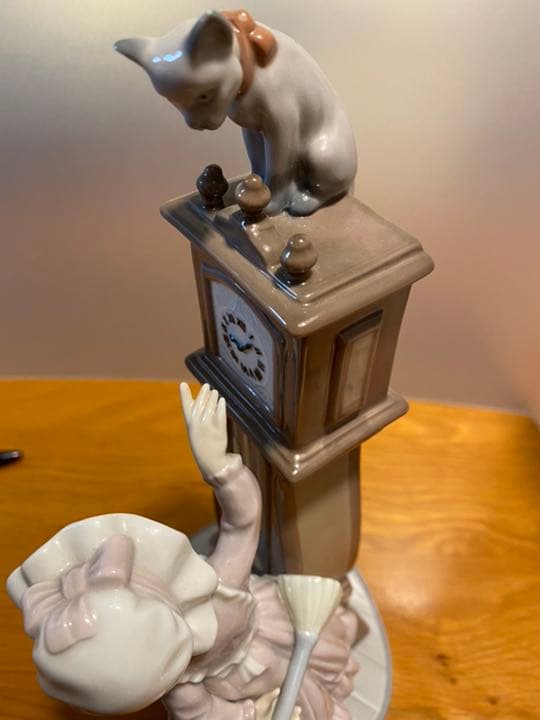 リヤドロ　猫と時計と少女