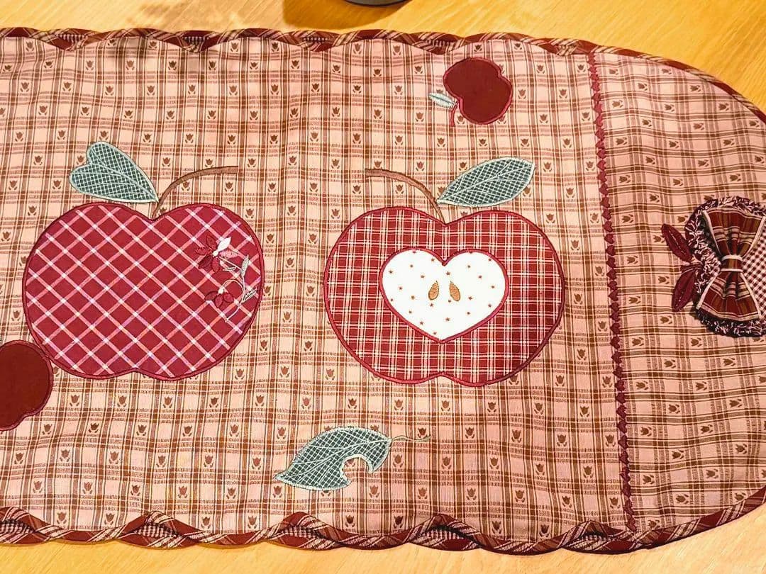 ⭐️アメリカンカントリー雑貨❤️りんごෆいっぱいテーブルセンター(タッセル付き)