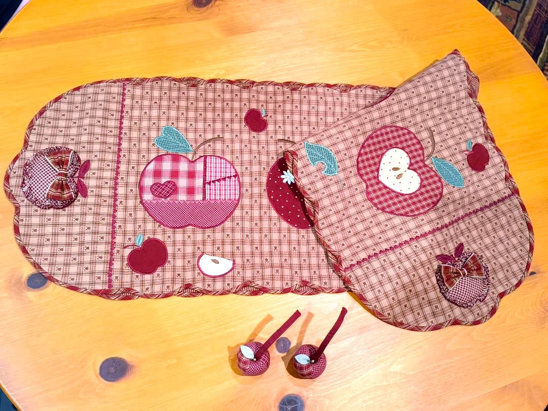 ⭐️アメリカンカントリー雑貨❤️りんごෆいっぱいテーブルセンター(タッセル付き)