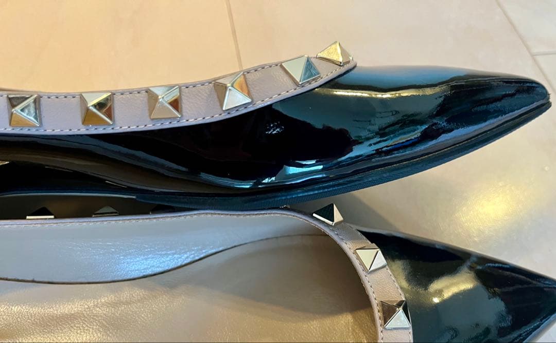 Valentino Garavani ロックスタッズ エナメル フラットシューズ