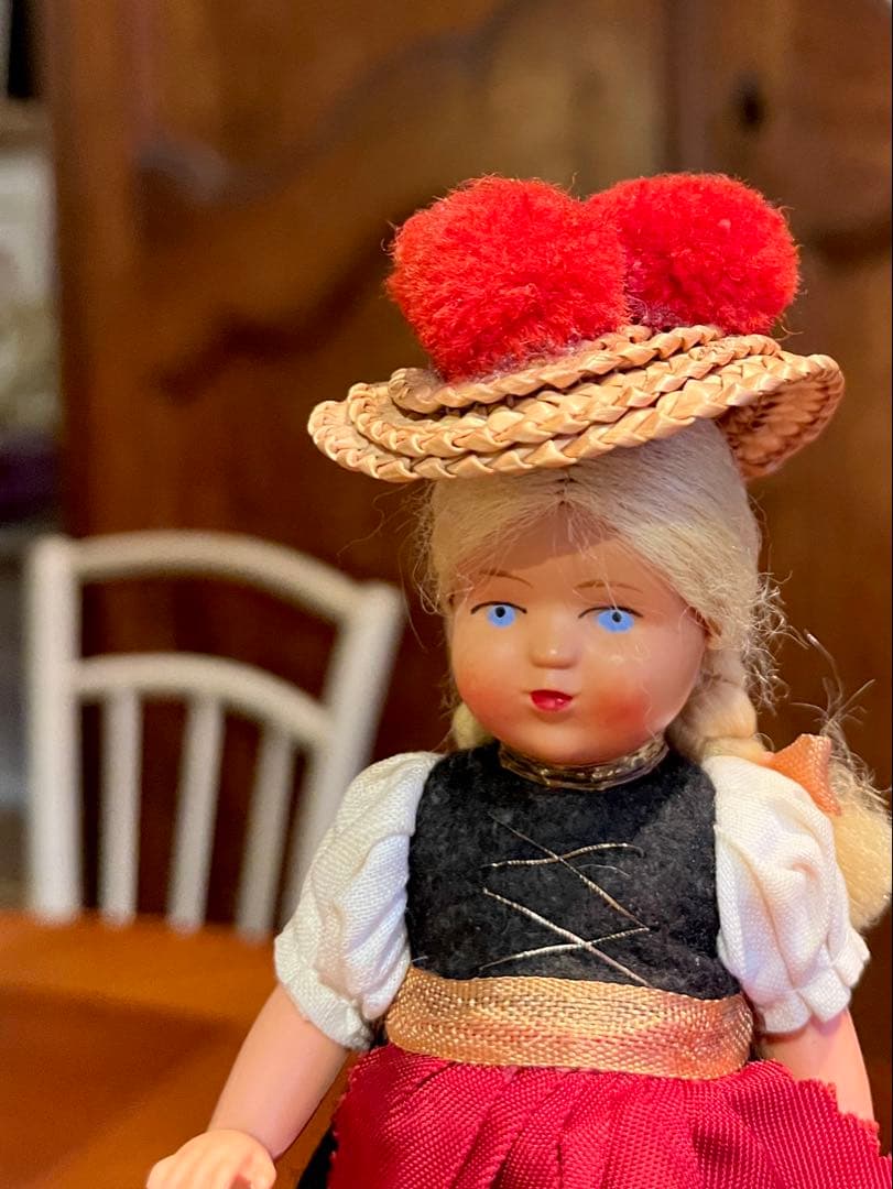 ◆フランス蚤の市｜ミニドールAヨーロッパ民族衣装、ドイツ金髪ブルーアイ少女