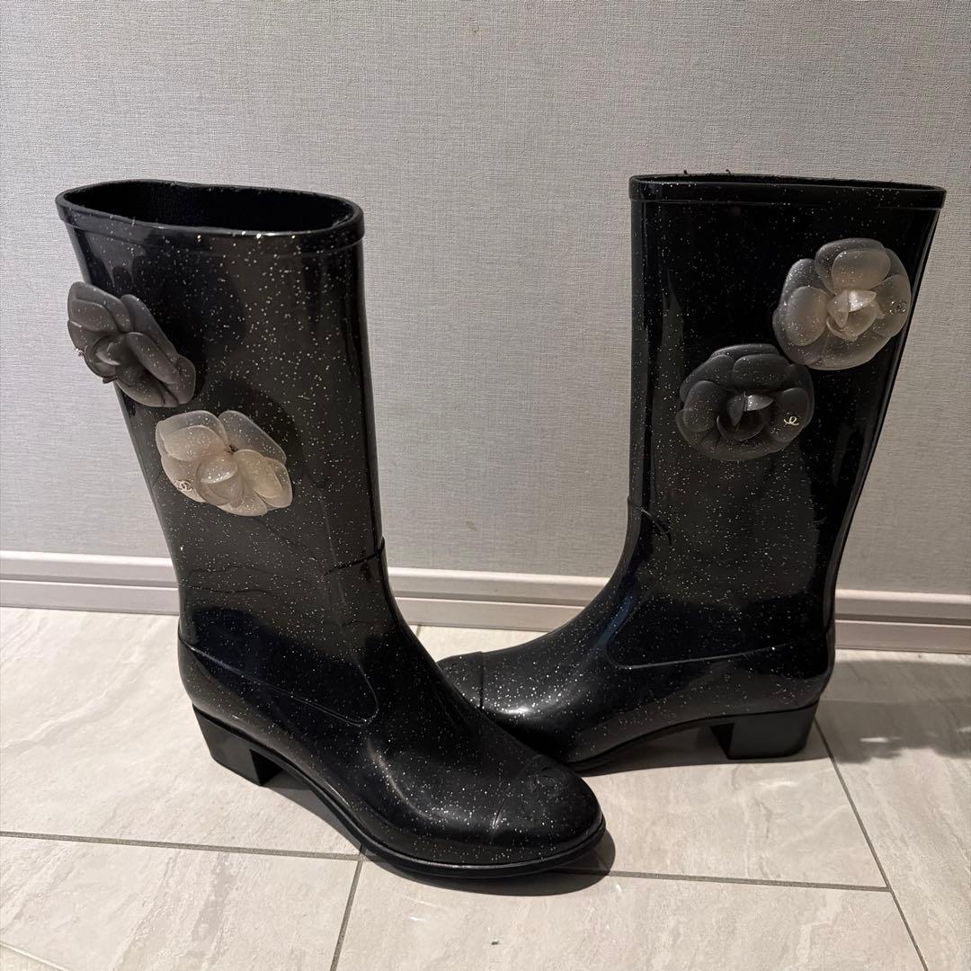 CHANEL ブラックラメ レインブーツ カメリア