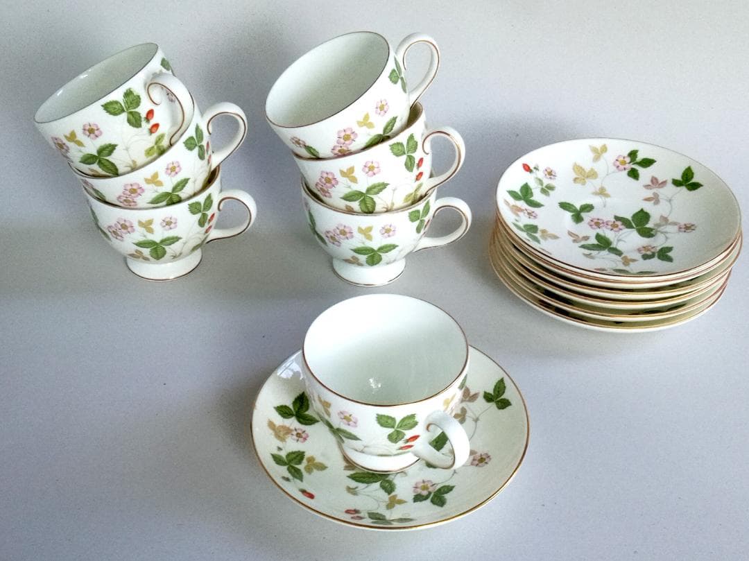 ウエッジウッド　ワイルドストロベリー　皿、紅茶・コーヒー揃い、ポットなど 37点