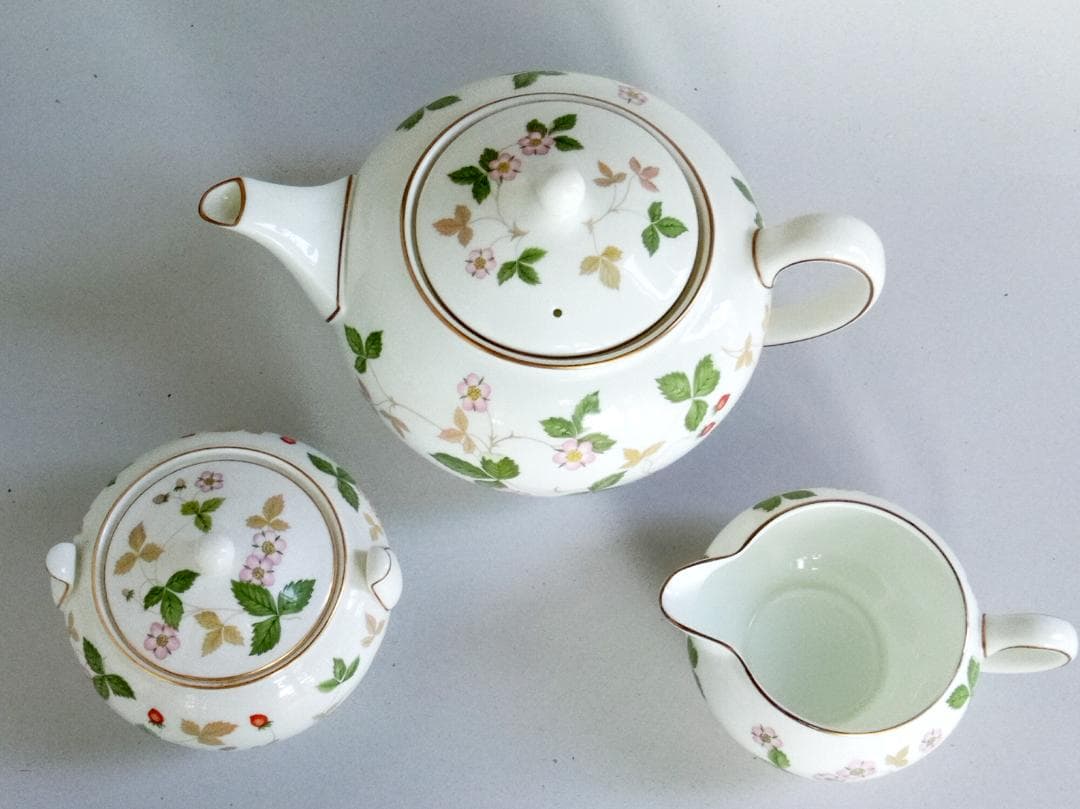 ウエッジウッド　ワイルドストロベリー　皿、紅茶・コーヒー揃い、ポットなど 37点