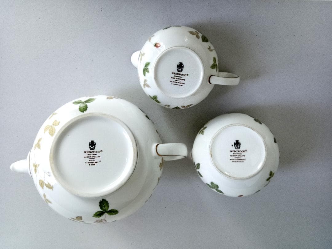 ウエッジウッド　ワイルドストロベリー　皿、紅茶・コーヒー揃い、ポットなど 37点