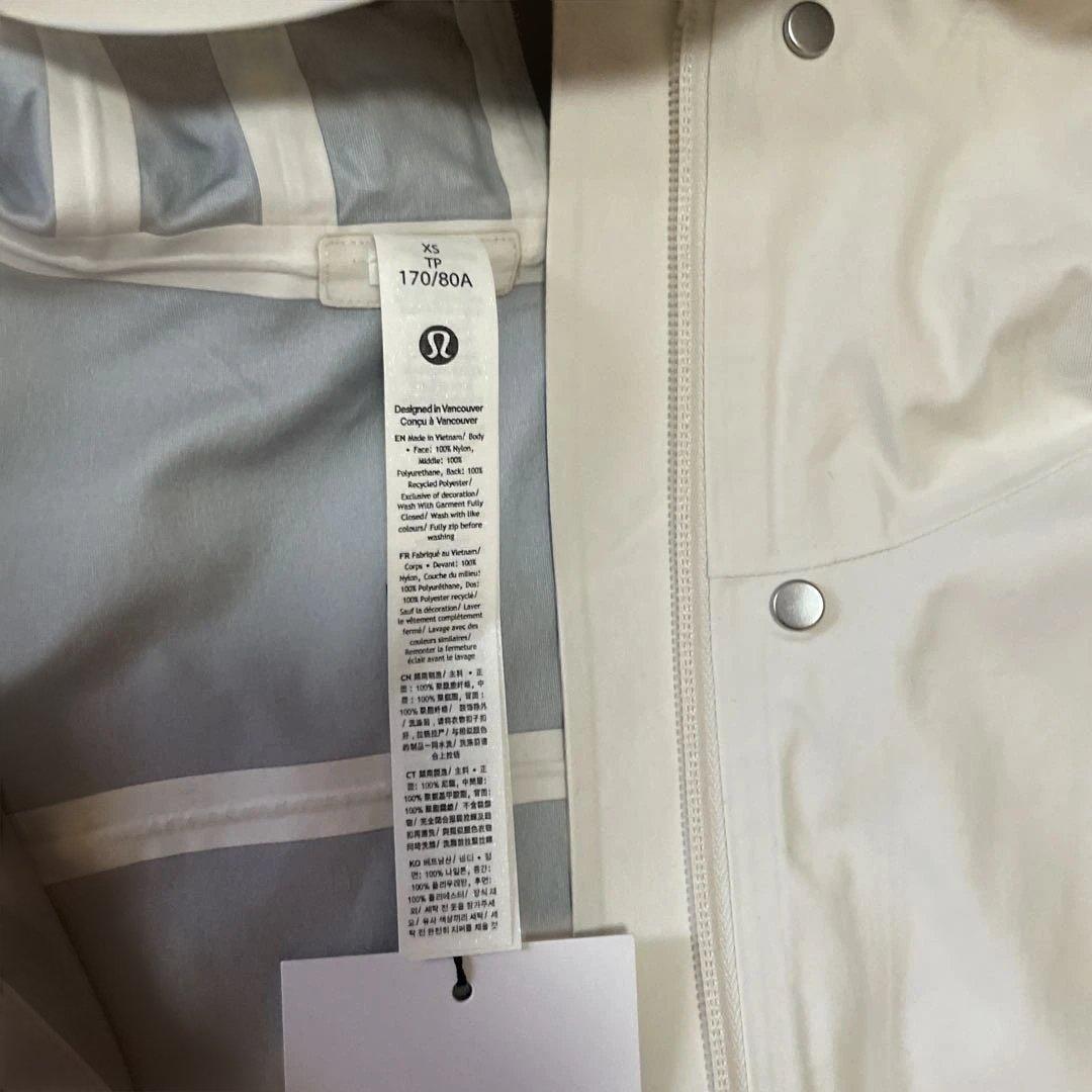 Lululemon 防水レインジャケットパ➖カーライトアイボリー色XS 未使用