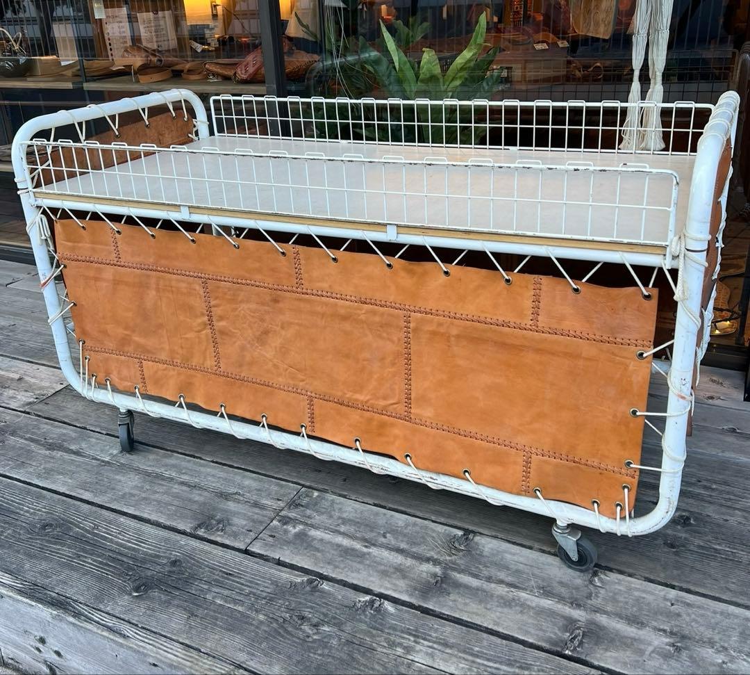 店舗什器　ワゴン　ホイール付き金属フレームストレージラック