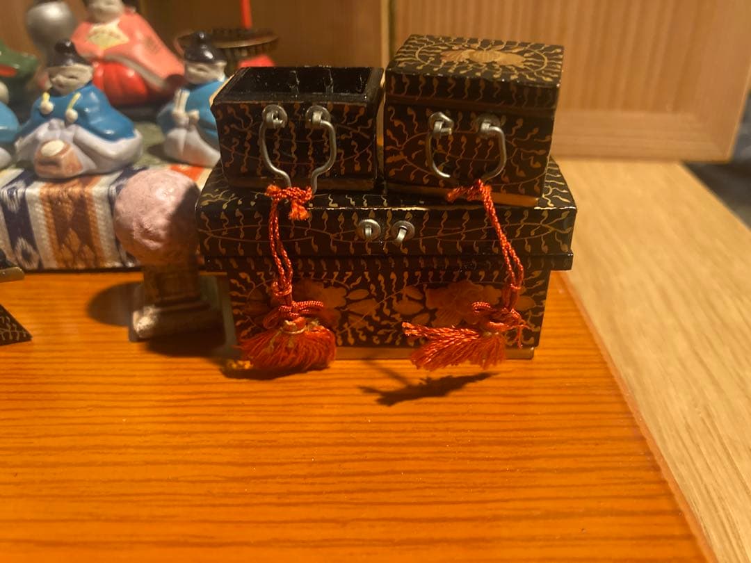 小さい小さい雛人形と雛道具