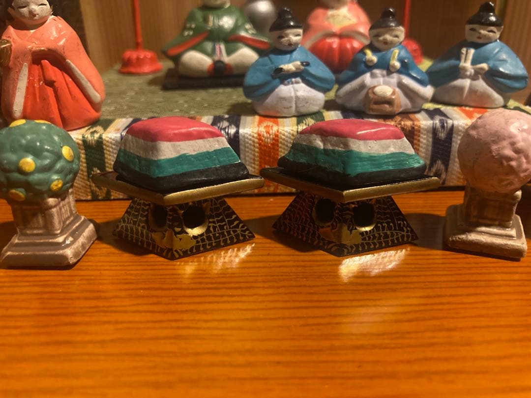 小さい小さい雛人形と雛道具