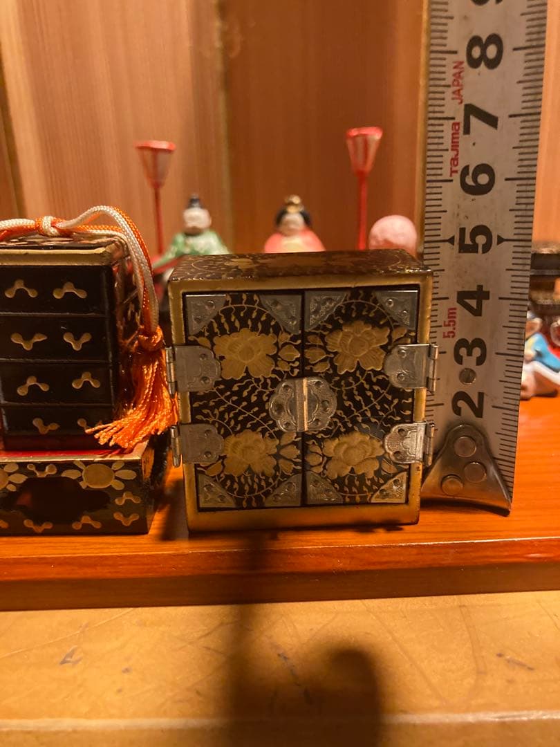 小さい小さい雛人形と雛道具