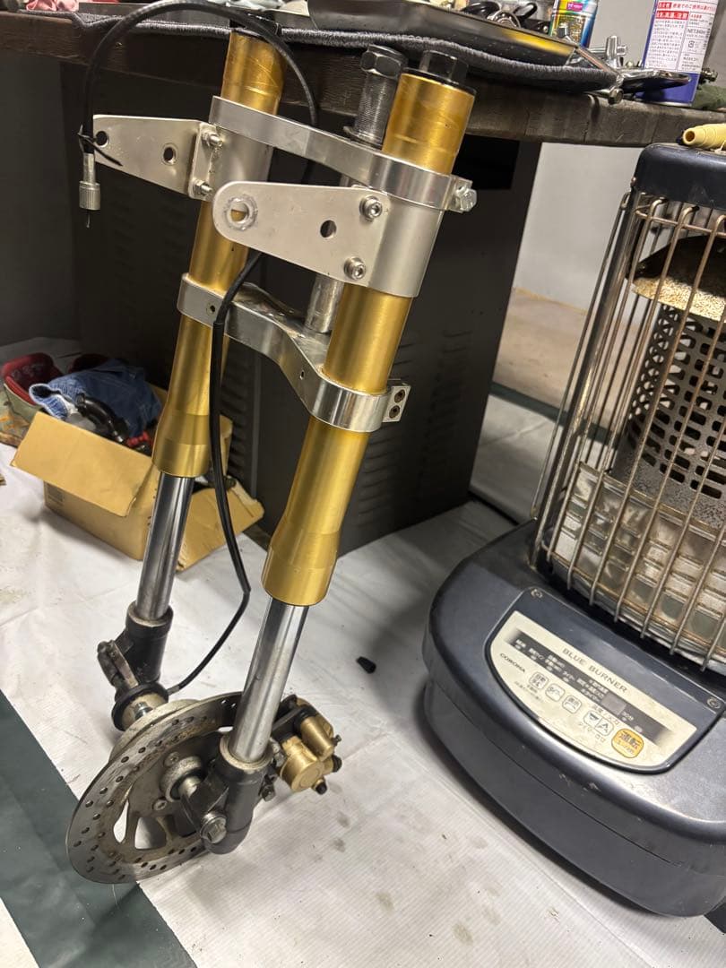 バイク フロントフォーク 油圧ブレーキキャリパー