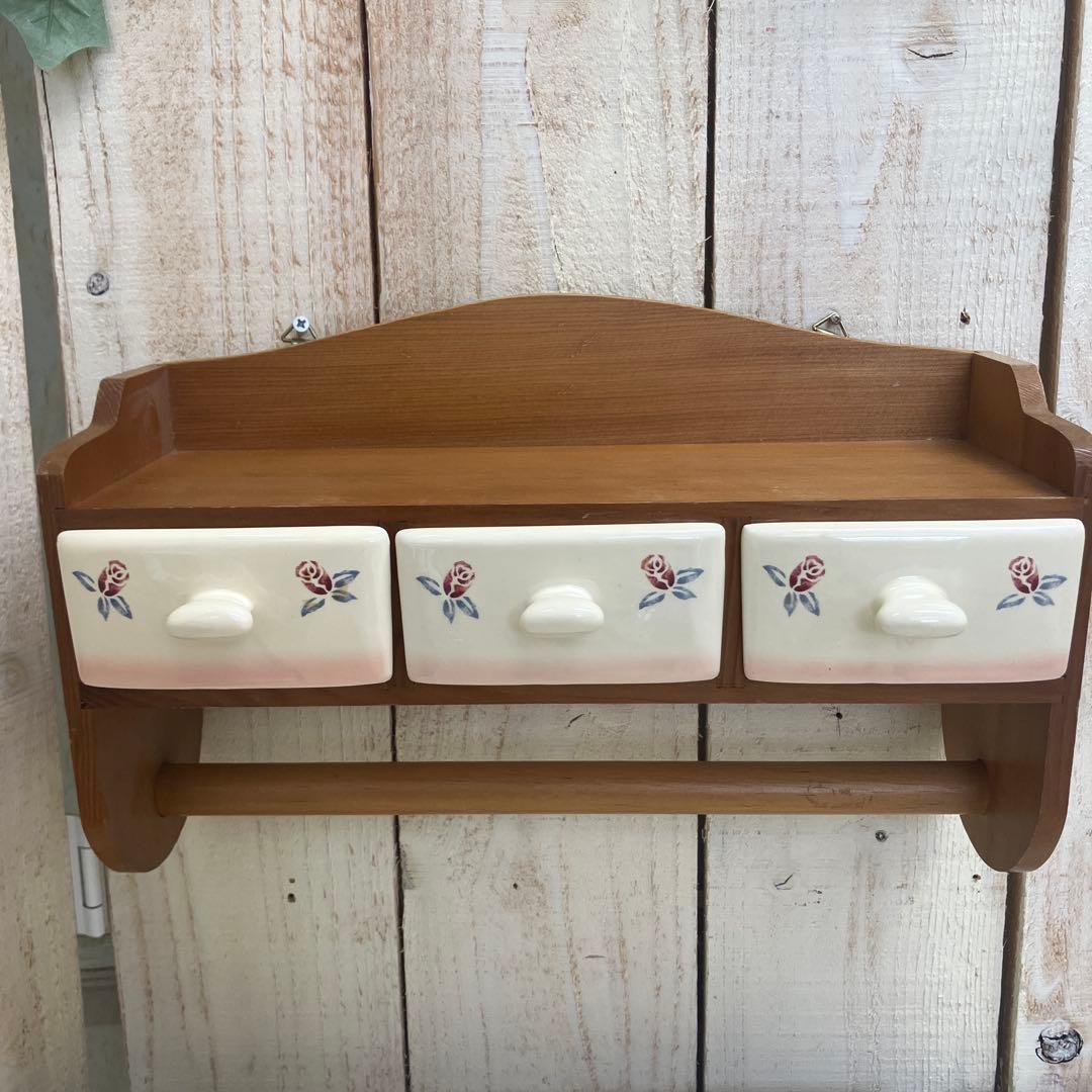 マニー ローズアンポショワール 木製壁掛け収納ラック陶器引き出しとタオルバーつき