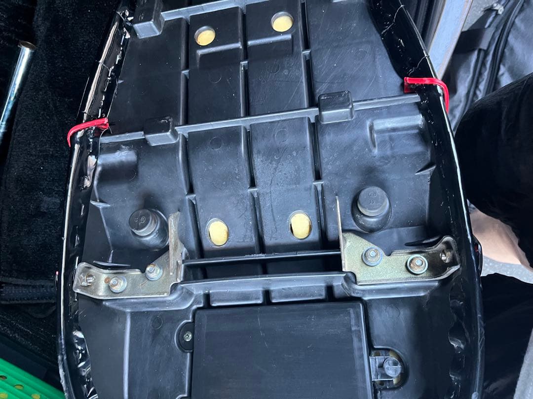 ゼファー400シート金具