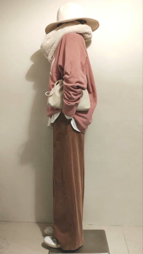 スミレ様 C6901 ロゴスウェット×コーデュロイパンツコーデ