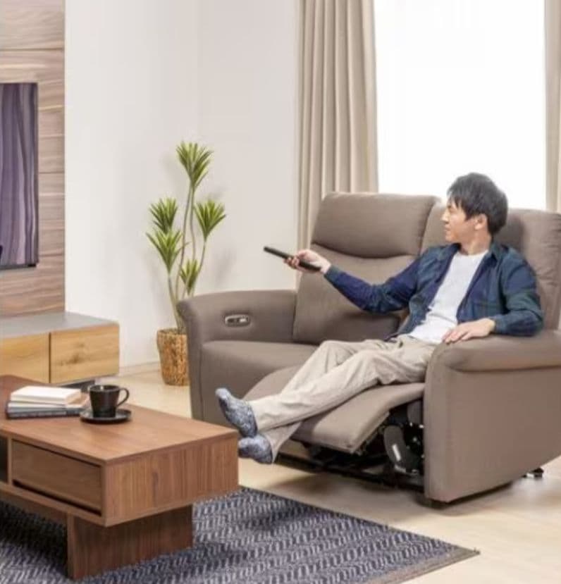 ヤマダオリジナル 電動リクライニングソファ　2人掛け ファブリックモカ色