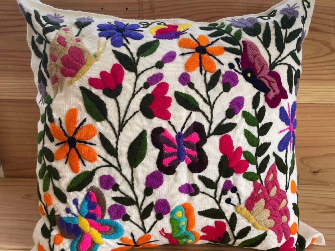 花と蝶のメキシコ伝統テナンゴ刺繍クッションカバー
