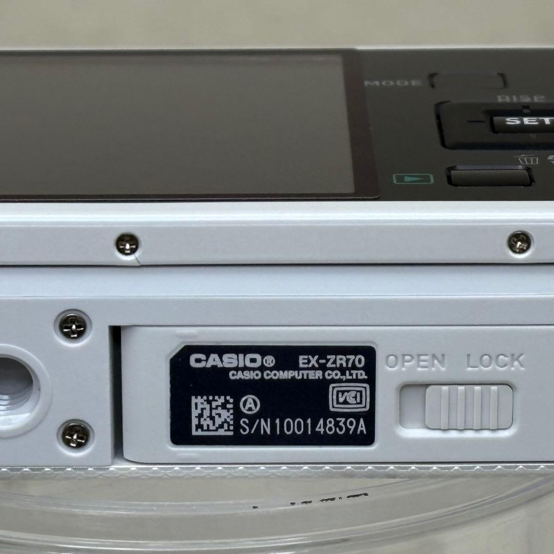 美品　CASIO カメラ　EX-ZR70 充電器　箱　ホワイト コンデジ　動作品