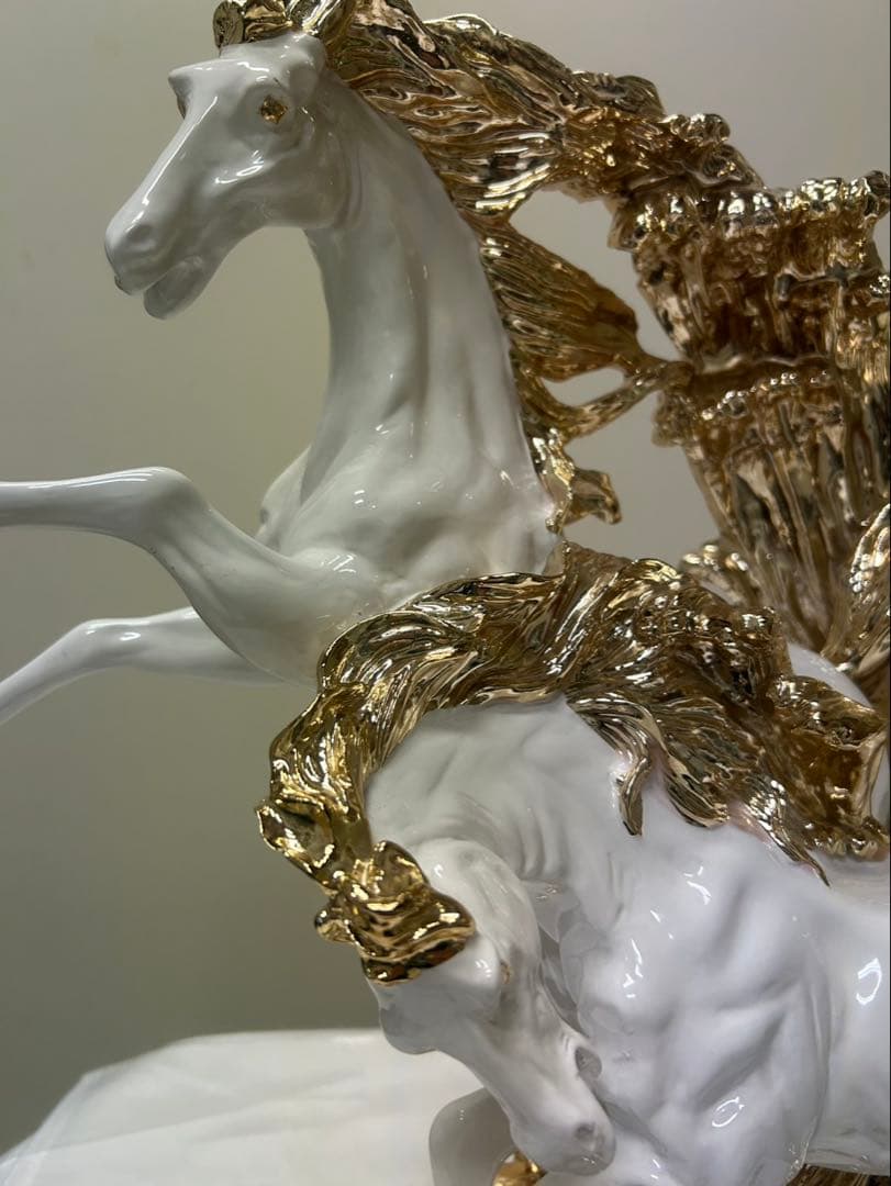 白い馬の置物　金色装飾　ID-665