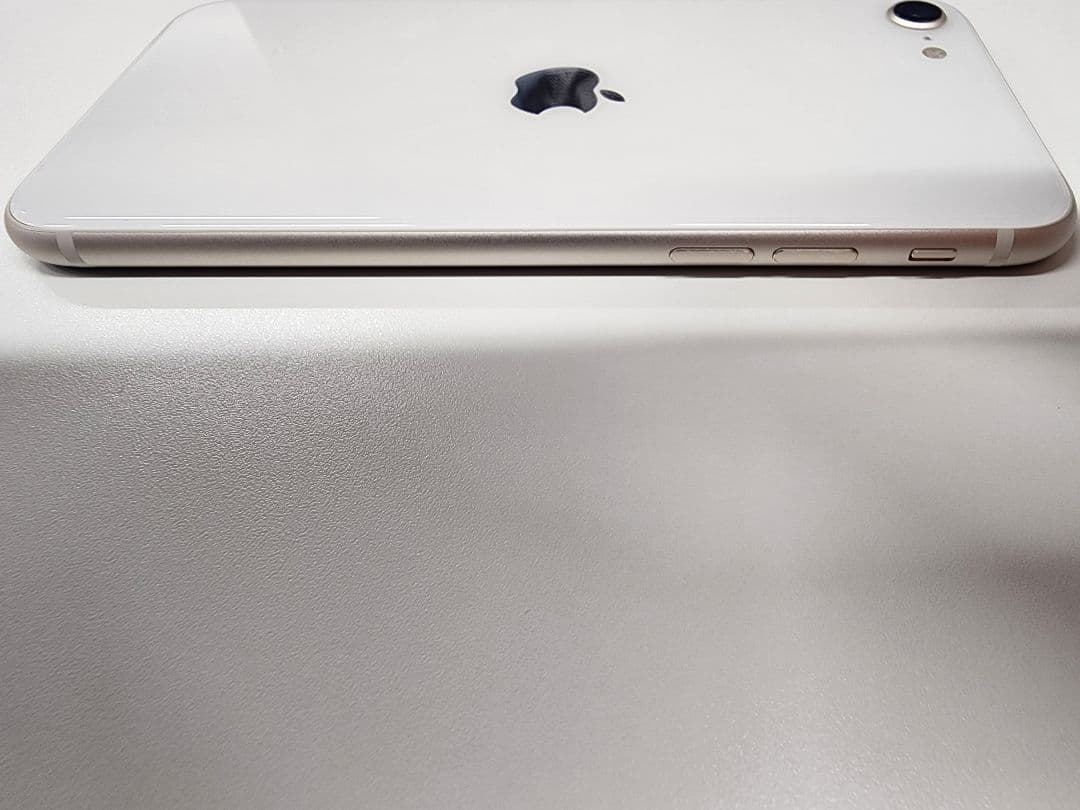 iPhone SE (第3世代）64GB 94%　微傷あり