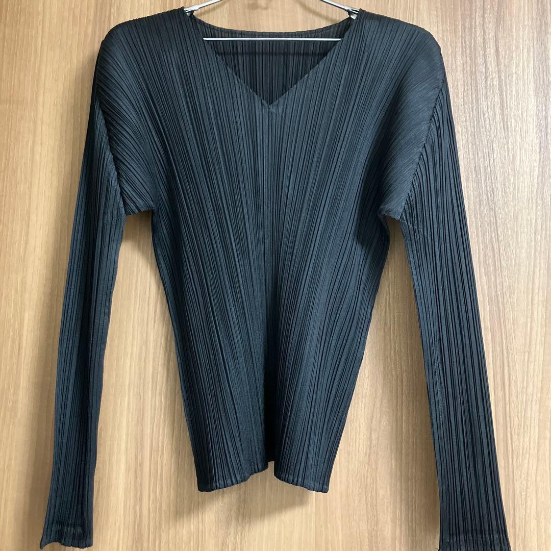 プリーツプリーズ　Vネック