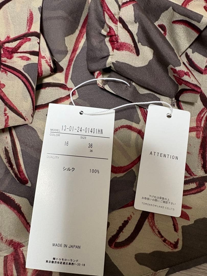 タグ付き新品未使用★ フローフラワープリント ボウタイブラウス