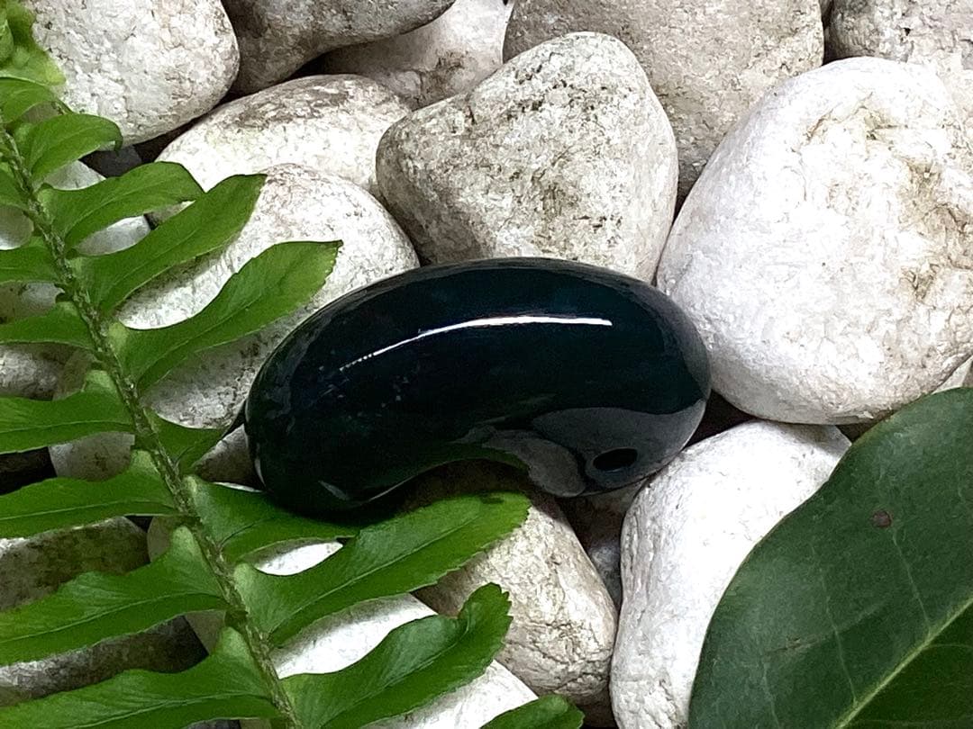 神宿る【 出雲石(青緑色の碧玉) 】島根県花仙山瑪瑙　青瑪瑙　出雲型勾玉　鑑別