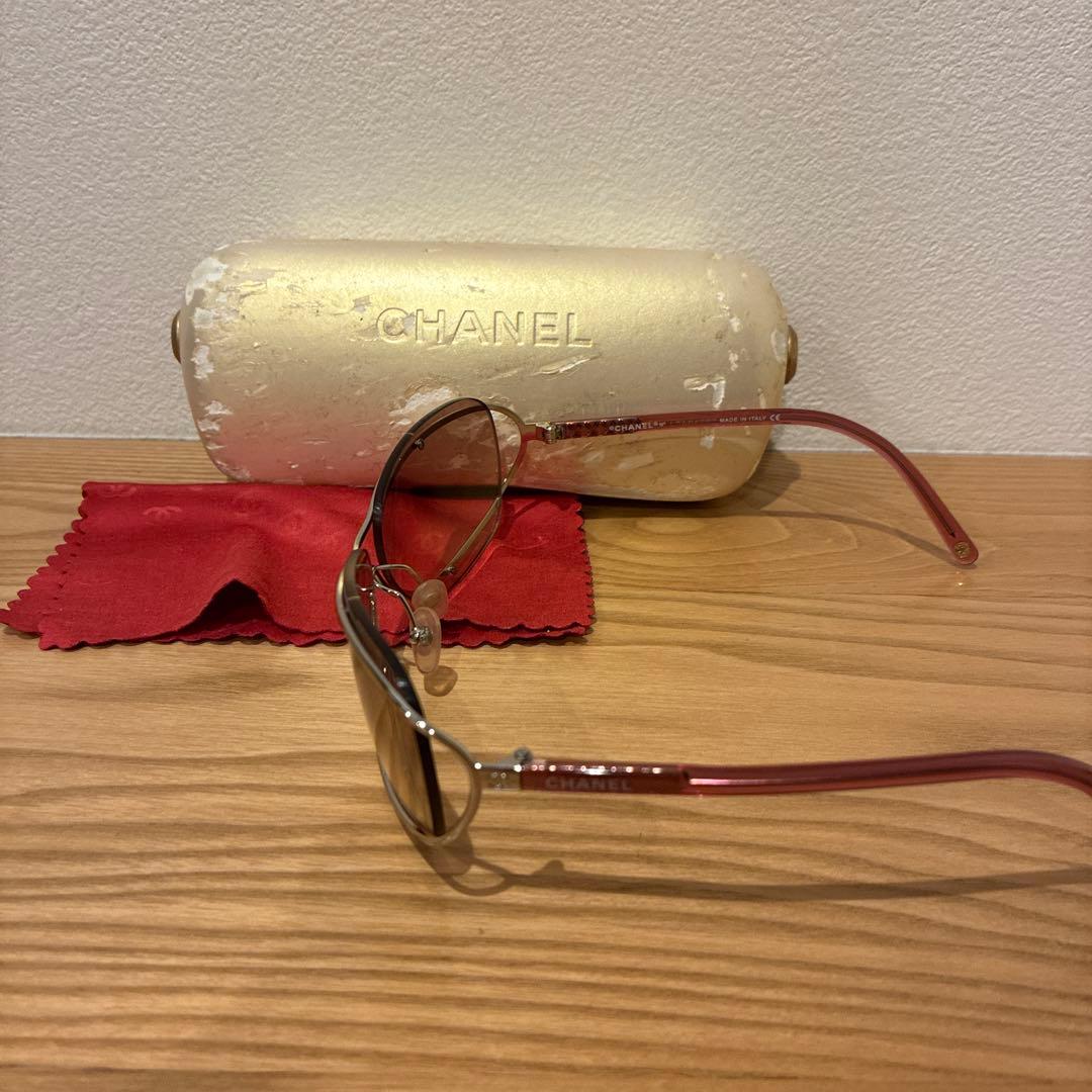 CHANEL レッドフレーム サングラス