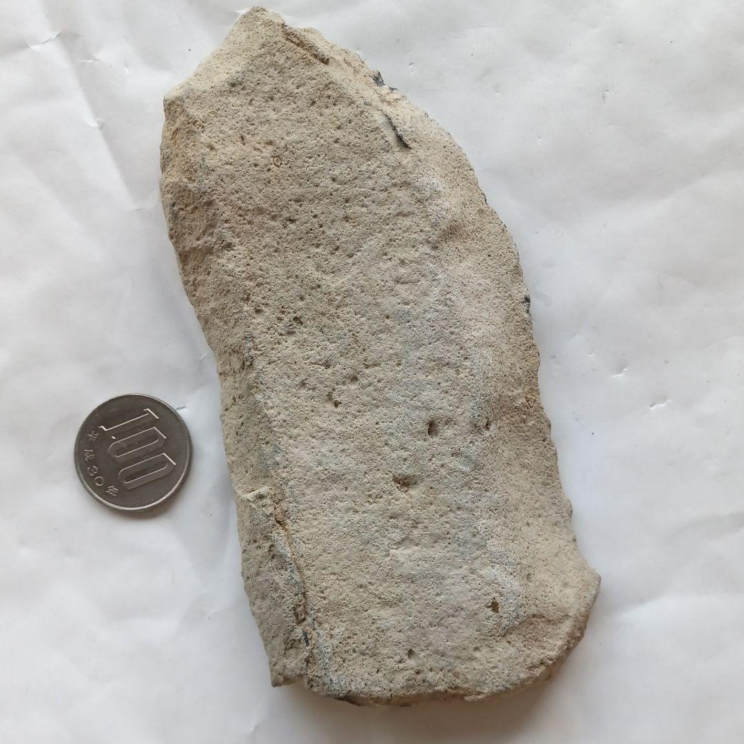 古く風化した裏側が礫石器　サヌカイト　遺跡出土 石器　　200