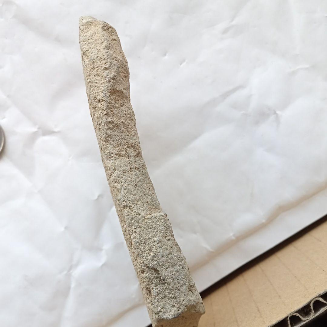 古く風化した裏側が礫石器　サヌカイト　遺跡出土 石器　　200