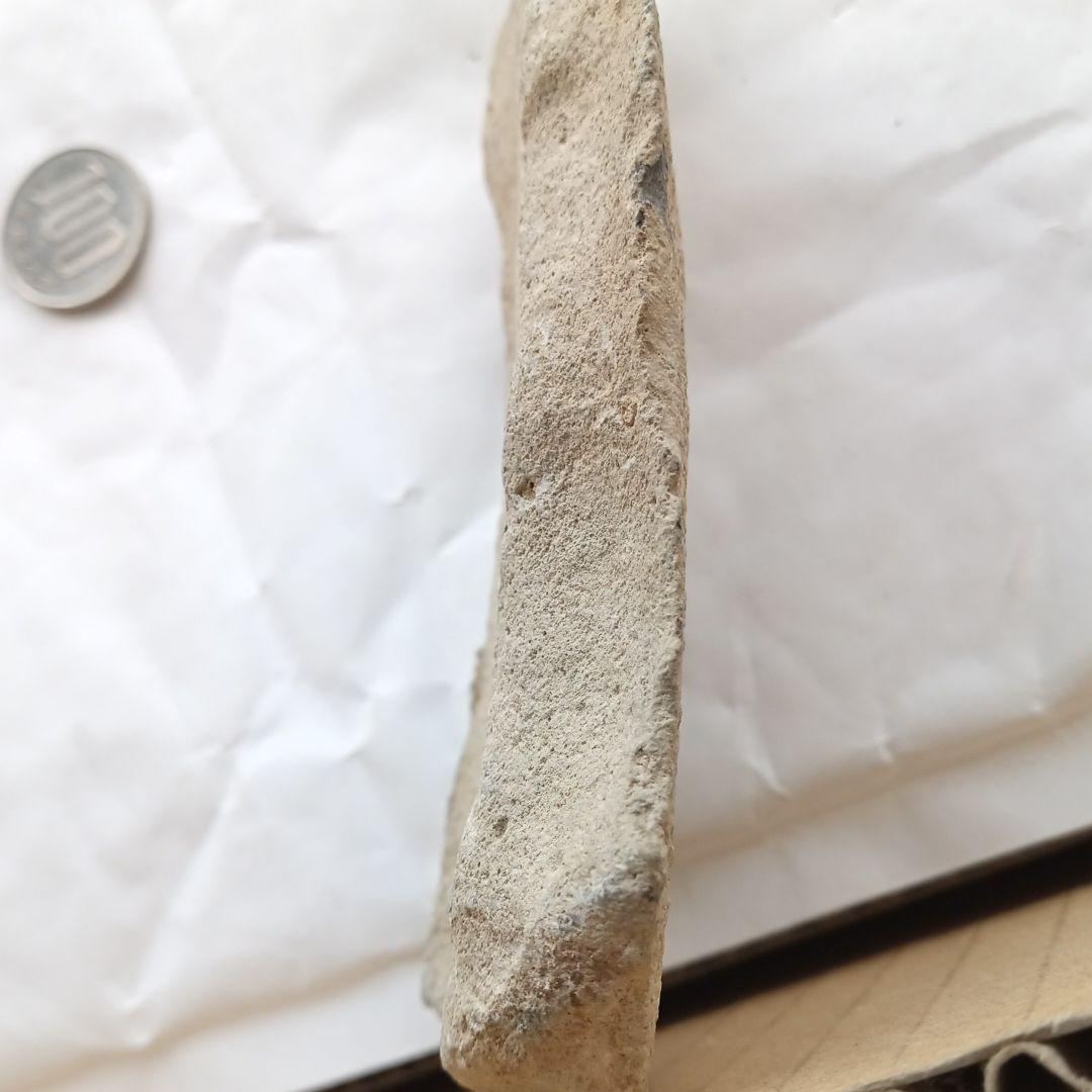 古く風化した裏側が礫石器　サヌカイト　遺跡出土 石器　　200