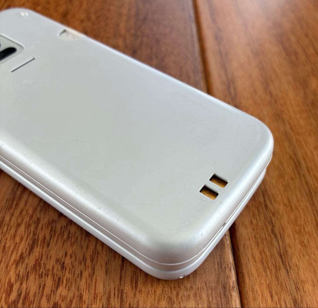 Docomo らくらくホン F-01M ホワイト 充電器付き