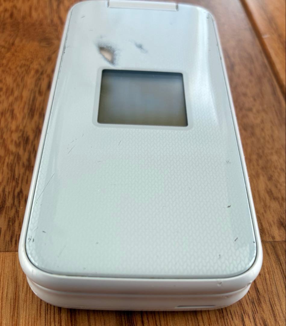 Docomo らくらくホン F-01M ホワイト 充電器付き