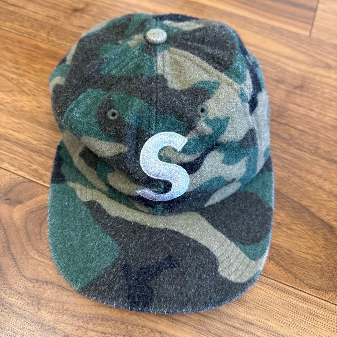 カモフラージュデザインのSupremeキャップ