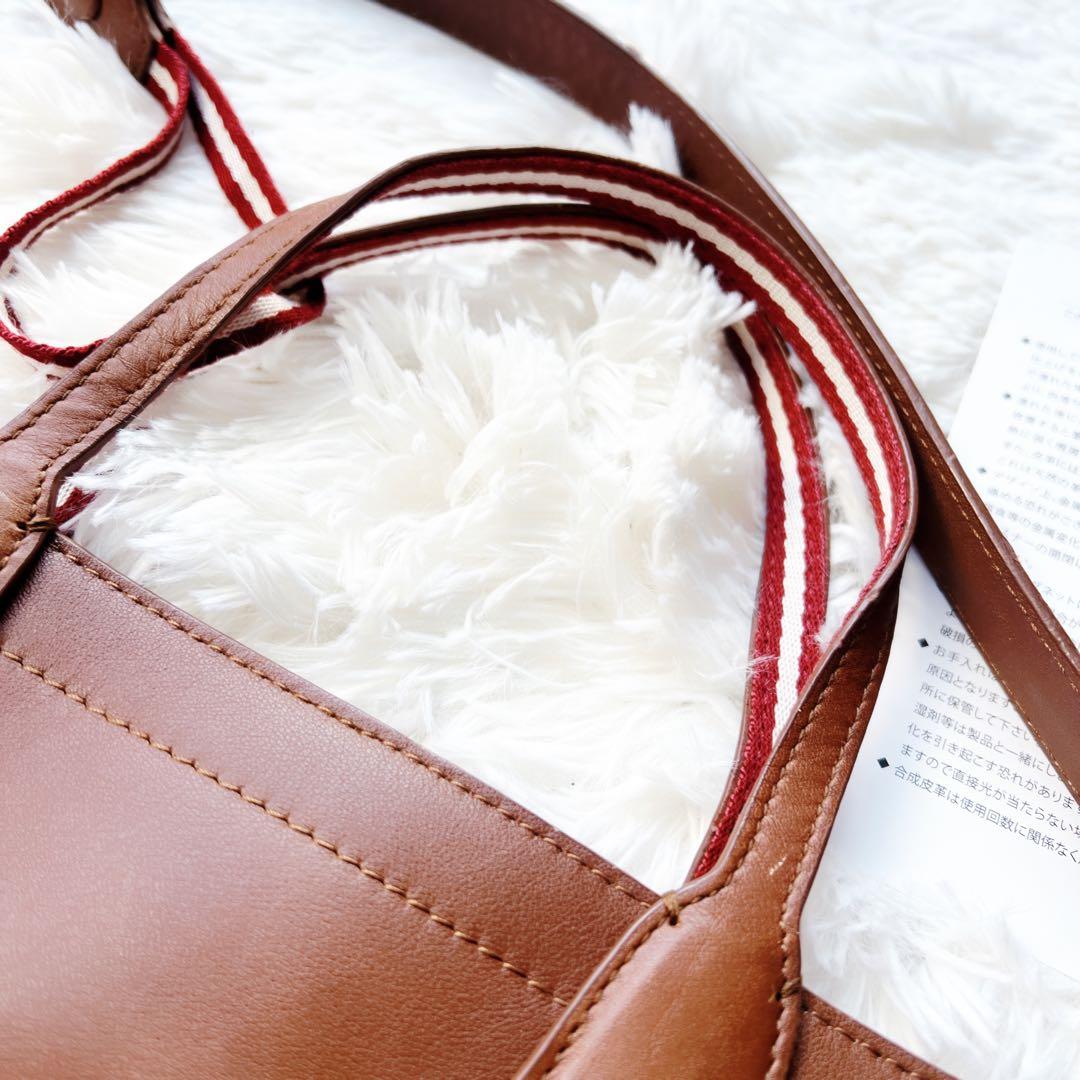 美品　BALLYバリー レザー トート　バッグ パンチング　ロゴ キーホルダー