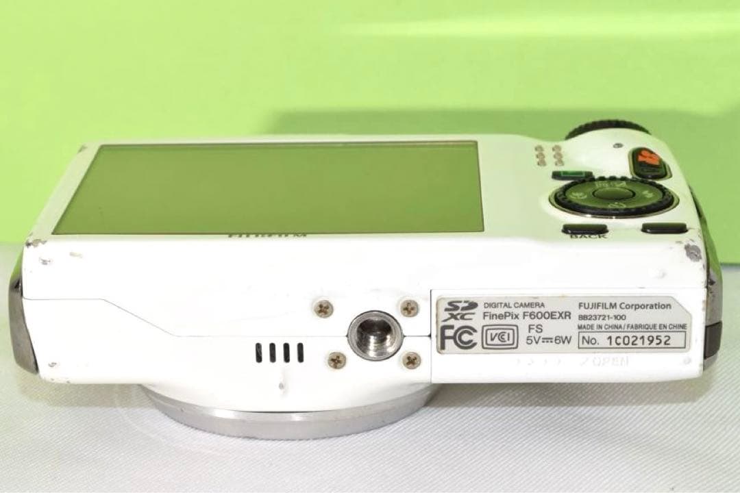 FUJIFILM F600 ホワイト　☆送料無料☆