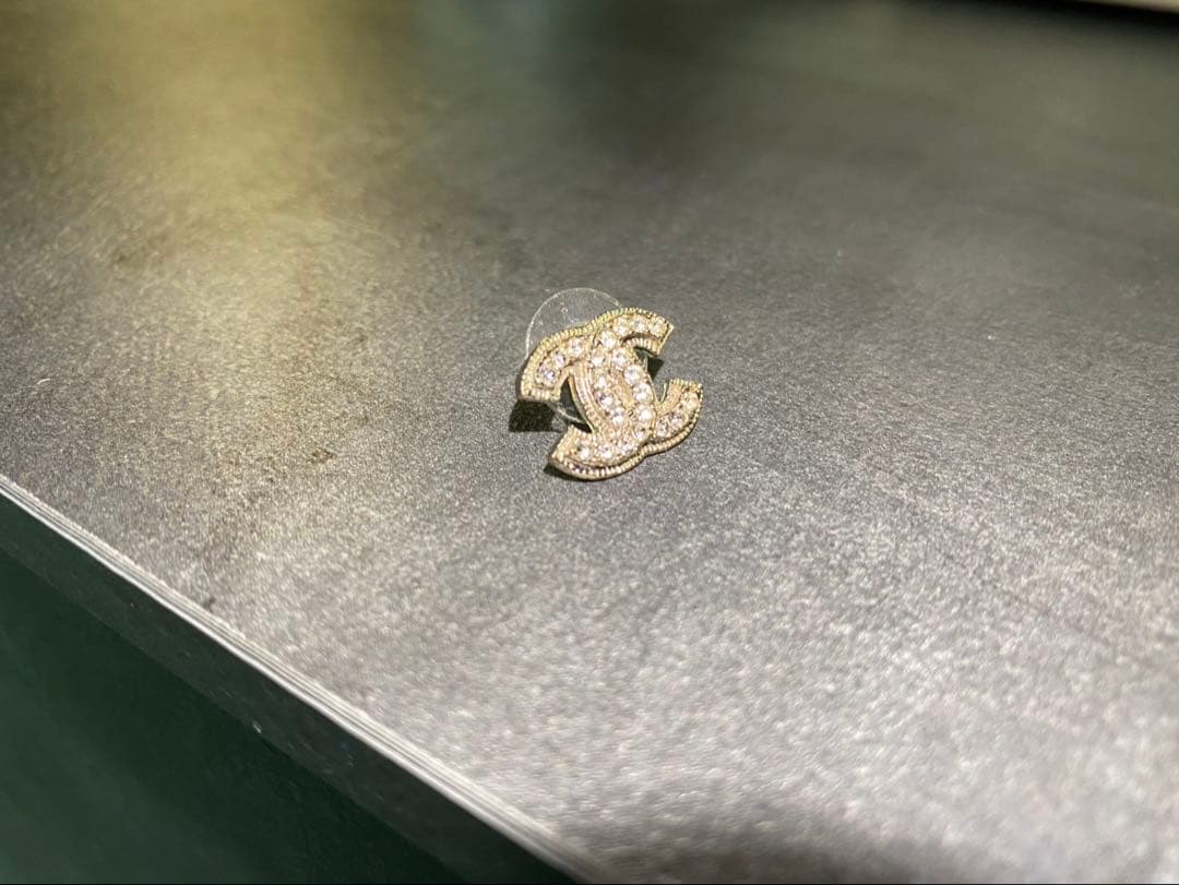 CHANEL シルバー ロゴデザイン ピアス片耳のみ