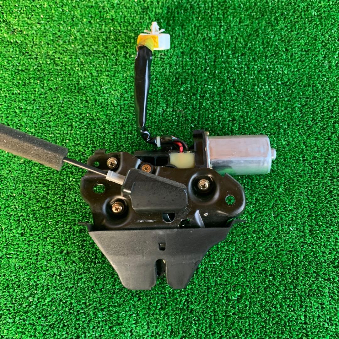 トヨタ　セルシオ　30 31 後期　純正リアトランクアクチュエーター　中古品