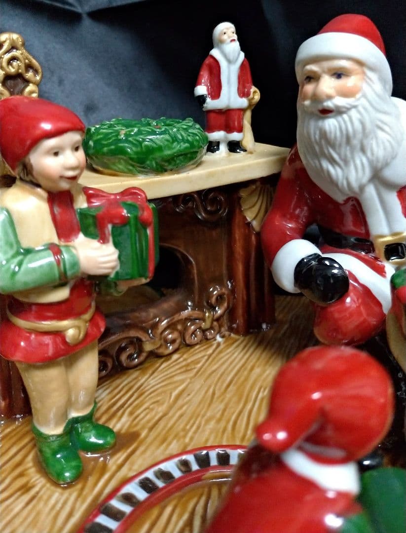 ビレロイボッホ　サンタとエルフと暖炉の置物