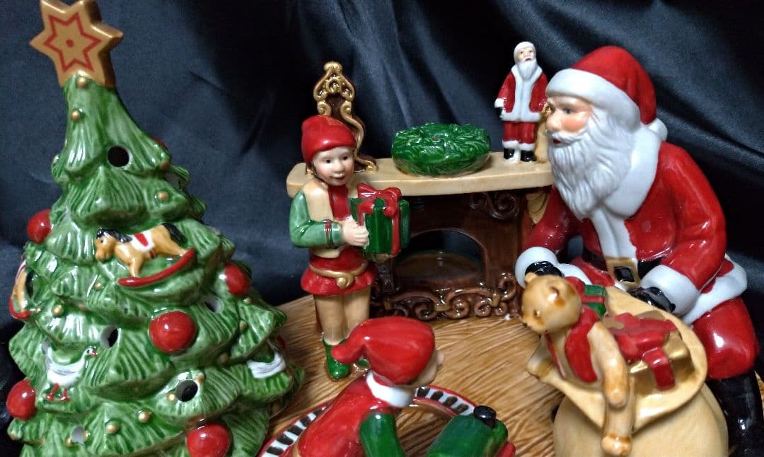 ビレロイボッホ　サンタとエルフと暖炉の置物