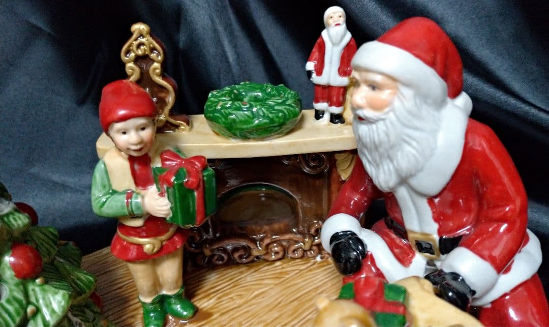 ビレロイボッホ　サンタとエルフと暖炉の置物